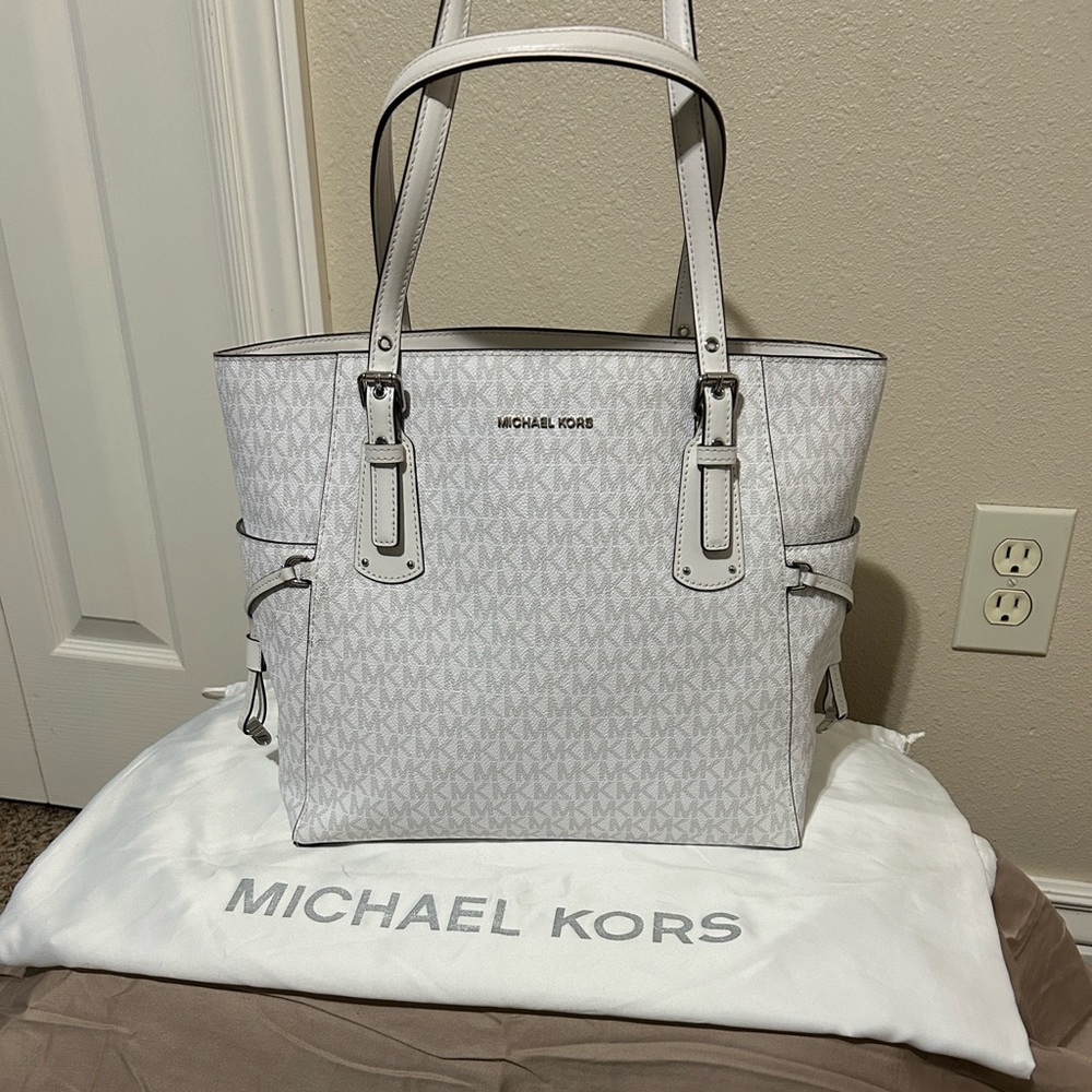 Michael Kors White/Taupe Monogram Tote with Matching Wallet - Picture 2 of 16